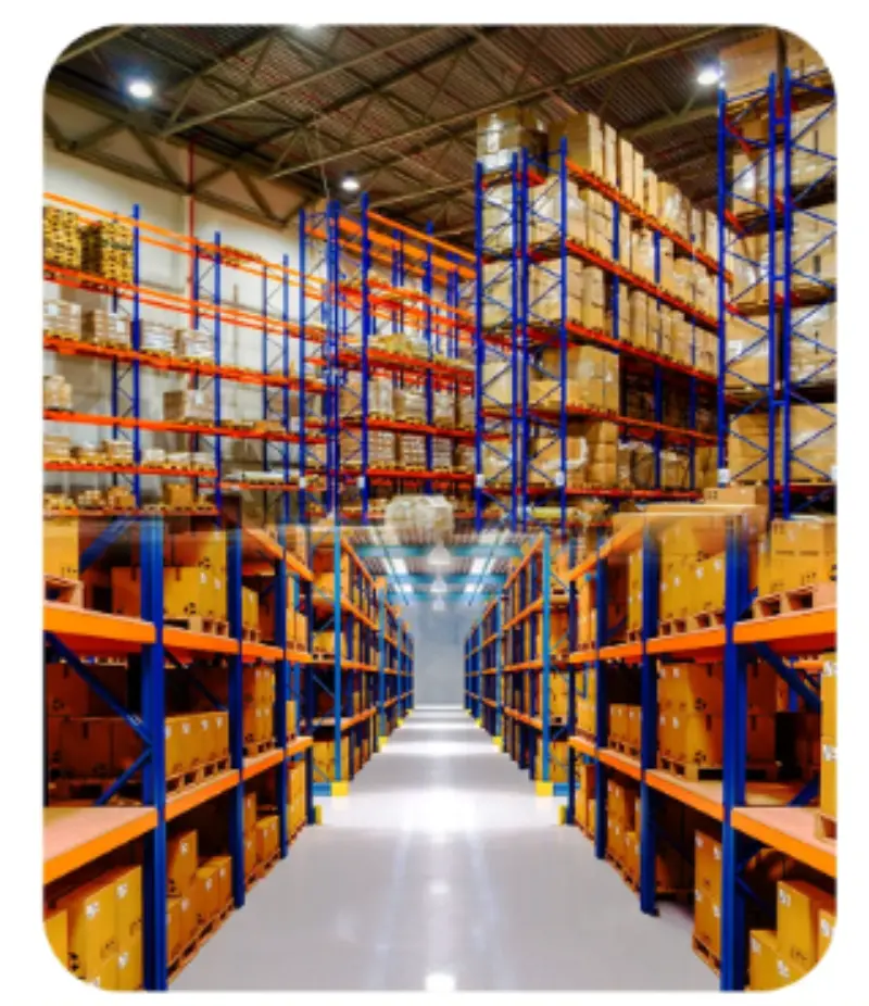 Galpão de distribuição com estoque de produtos